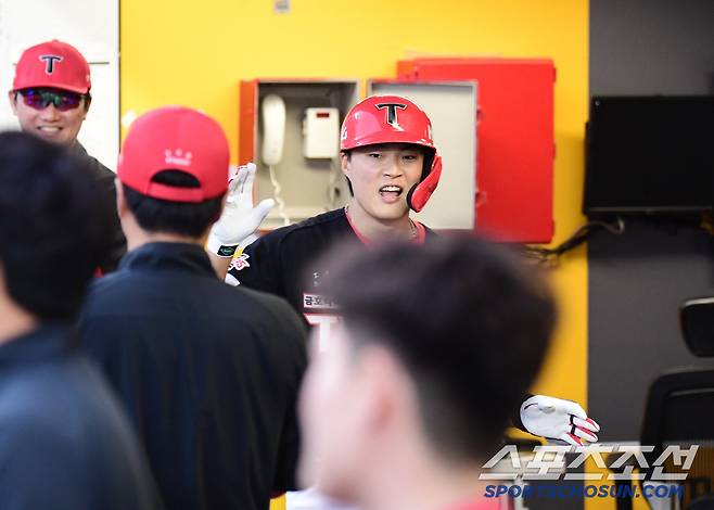 '너무하네' 데뷔 첫 홈런인데... 동료들 무관심에 씁쓸한 미소, 데뷔 6년 차의 첫 홈런 축하는 '그 후 1분 뒤'