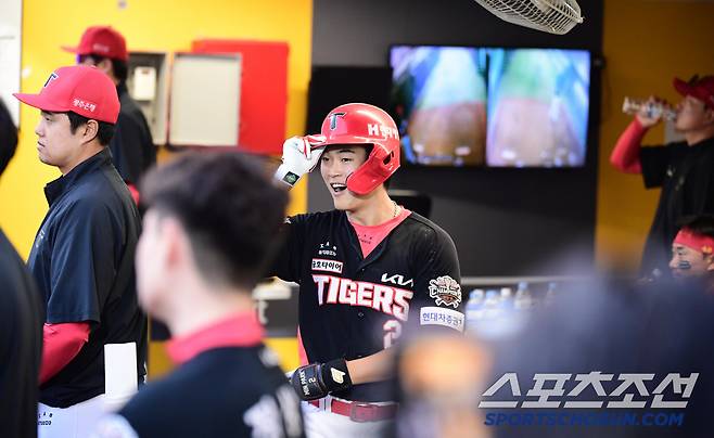 '너무하네' 데뷔 첫 홈런인데... 동료들 무관심에 씁쓸한 미소, 데뷔 6년 차의 첫 홈런 축하는 '그 후 1분 뒤'