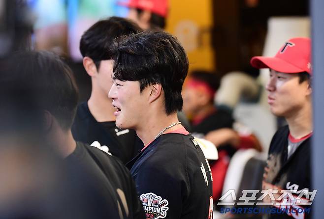 '너무하네' 데뷔 첫 홈런인데... 동료들 무관심에 씁쓸한 미소, 데뷔 6년 차의 첫 홈런 축하는 '그 후 1분 뒤'