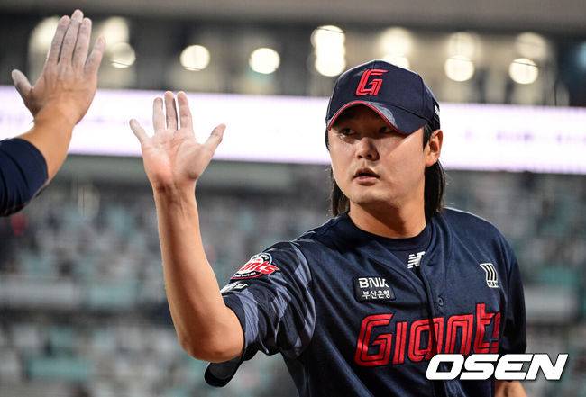 '초대형 트레이드' 주인공, 부활 직전인데…'홈 ERA 9.17 vs 원정 ERA 0.00' 아직도 사직이 낯설다