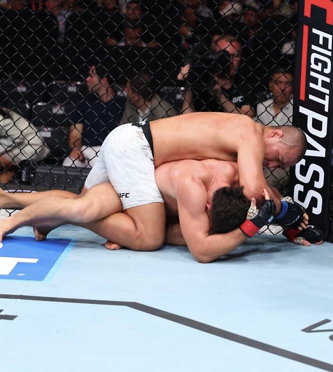 ‘반칙 니킥 맞고 피 철철’ 박준용, 그래플링 압도→UFC 9승…고석현은 데뷔전 완승