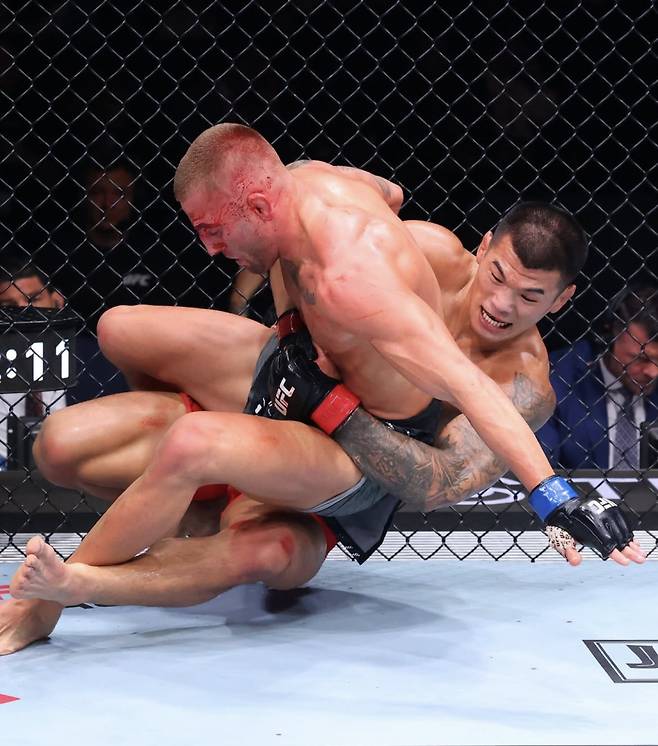 ‘반칙 니킥 맞고 피 철철’ 박준용, 그래플링 압도→UFC 9승…고석현은 데뷔전 완승