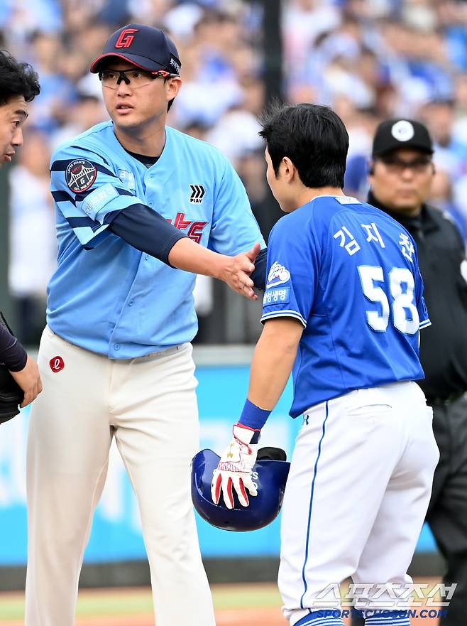 12일만에 돌아온 박세웅, 홈런 포함 '3이닝 70구+6실점' 최악투…난타당한 복귀전 →