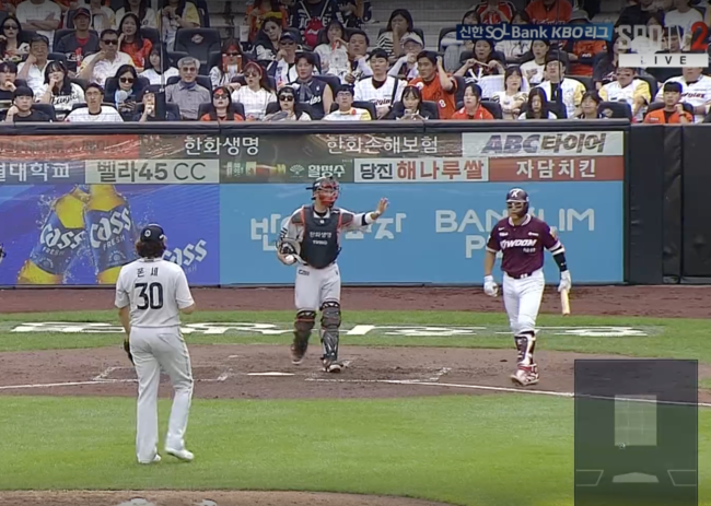 폰세-임지열 갑자기 충돌, 심판의 피치클락 경고가 촉발한 벤치 클리어링이었다