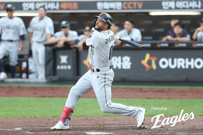 벤클도 웃어 넘긴 '159km' 폰세, 류현진도 못한 '개막 선발 10연승' 해냈다…리베라토 3안타 강렬 데뷔→한화 1위 질주 [대전 리뷰]