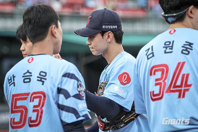 천하의 구자욱도 꼼짝 못 한 보더라인 154㎞…롯데 홍민기, 선발 진입 향한 무력시위