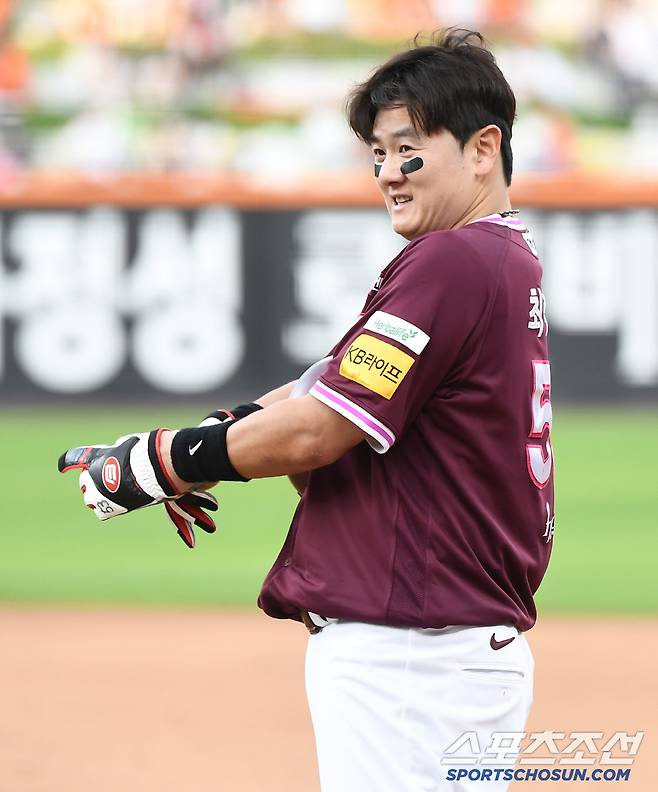 안타 맞고 감명받은 폰세...강판 후 쪼그려 앉아 또 '리스펙트' [대전 현장]