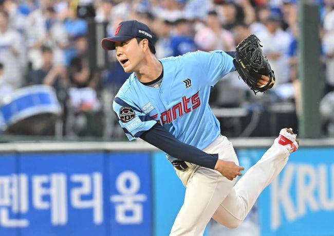 이제 정말 '몰카' 아니다…'홈런 1위' 돌려세운 157km 강속구, 김태형 뚝심이 9년차 '아픈 손가락'을 치유하나