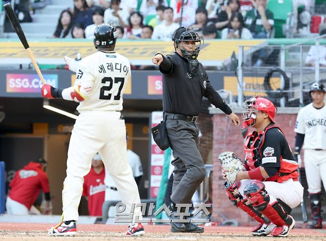 SSG 경위서 기다리는 KBO, '심판 욕설 퇴장' 에레디아 상벌위 검토 중 [IS 이슈]
