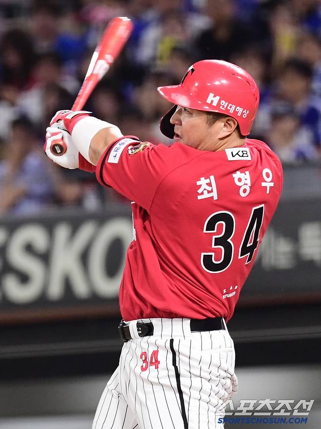 '리그 유일' 1위, 31만표차 뒤집었다…또 최고령 다년계약 잭팟까지 터트릴까