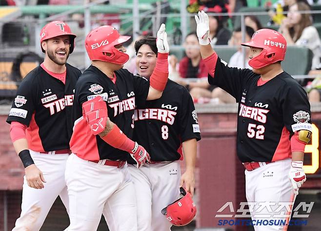 '리그 유일' 1위, 31만표차 뒤집었다…또 최고령 다년계약 잭팟까지 터트릴까