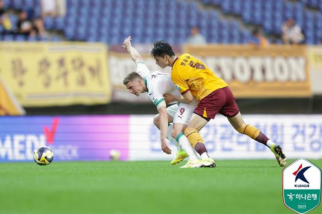 김민재 없는 홍명보호 新 괴물 센터백은 바로 나!…'190cm 거구에 발밑 기술 겸비' 亞가 주목하는 변준수, A대표 발탁 꿈 이뤘다