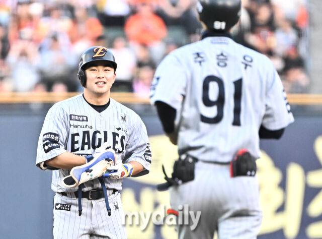 '1786837표' 한화 투수 역대 처음이라니…김경문 활짝 웃었다