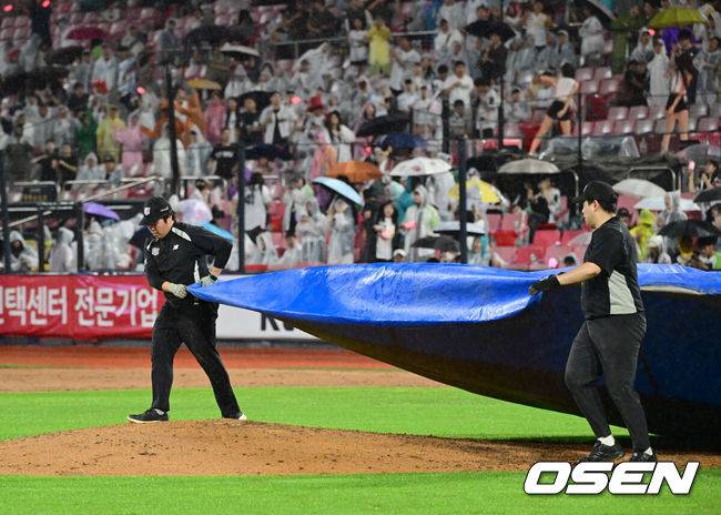 '비 그쳤다→그라운드 정비'...우천 중단 LG-KT전, 밤 9시55분 재개합니다