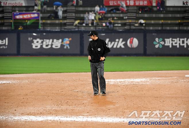 잔루가 도대체 몇 개야.. LG, 0-1 강우콜드 당해도 할 말 없었다