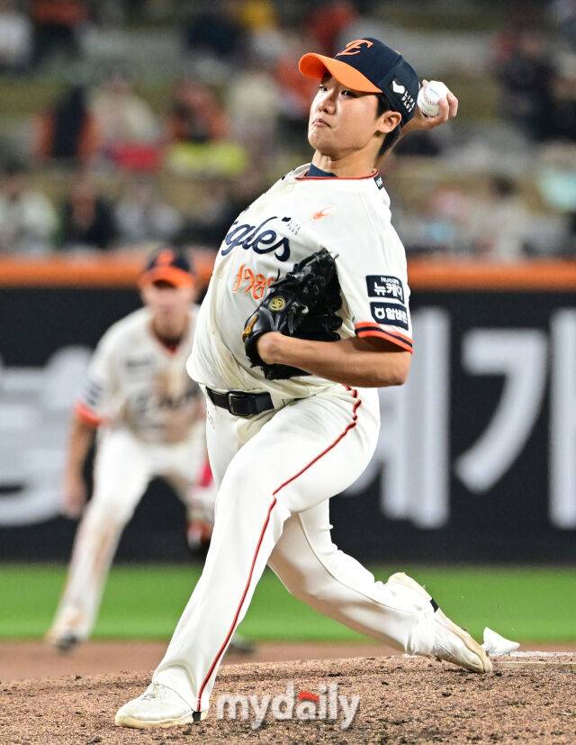 땅볼-볼넷-안타-볼넷-희생타-뜬공…'ERA 9점대→2군行' 한화 특급 루키, 14일 만에 등판 어땠나 '최고 147km'