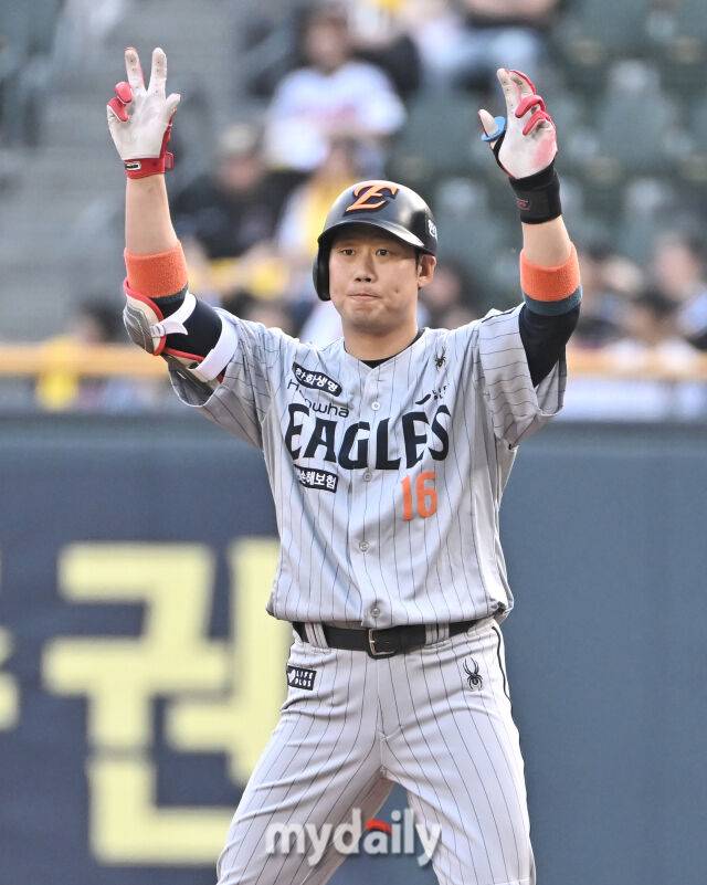 굴욕의 FA 계약 딛고 1군 잔류했는데…50억 FA 복귀, 12년 만에 '20⅔이닝' 2루 준비