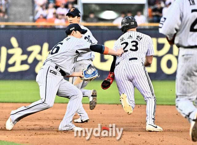 굴욕의 FA 계약 딛고 1군 잔류했는데…50억 FA 복귀, 12년 만에 '20⅔이닝' 2루 준비