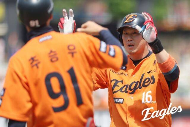 굴욕의 FA 계약 딛고 1군 잔류했는데…50억 FA 복귀, 12년 만에 '20⅔이닝' 2루 준비