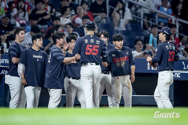 155㎞ 직구가 꽂히면 어떡할건데? 거침없는 3구삼진 → 롯데 불펜에 1m97 '괴물 저격수'가 있다 [창원피플]
