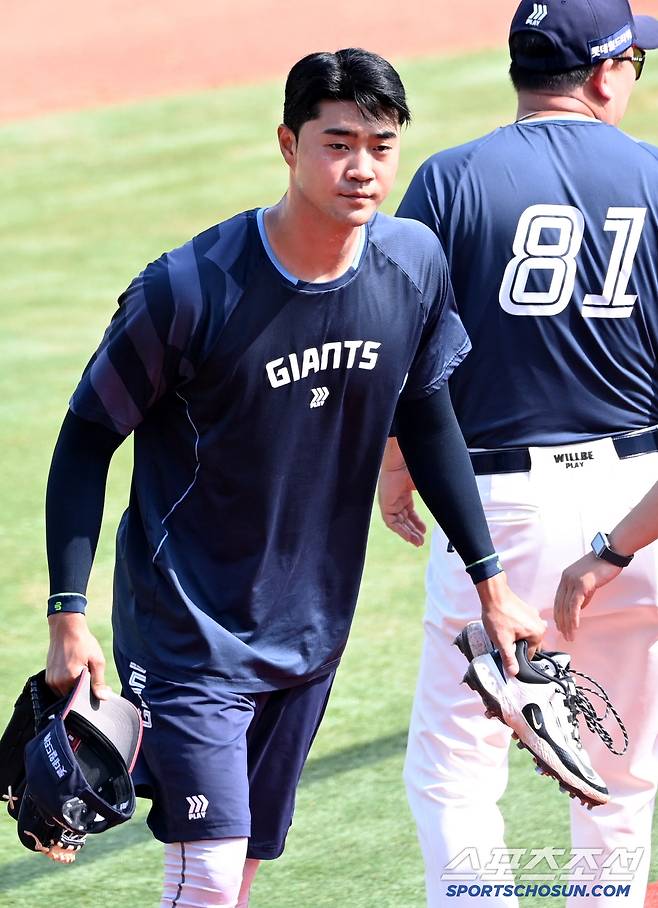 155㎞ 직구가 꽂히면 어떡할건데? 거침없는 3구삼진 → 롯데 불펜에 1m97 '괴물 저격수'가 있다 [창원피플]