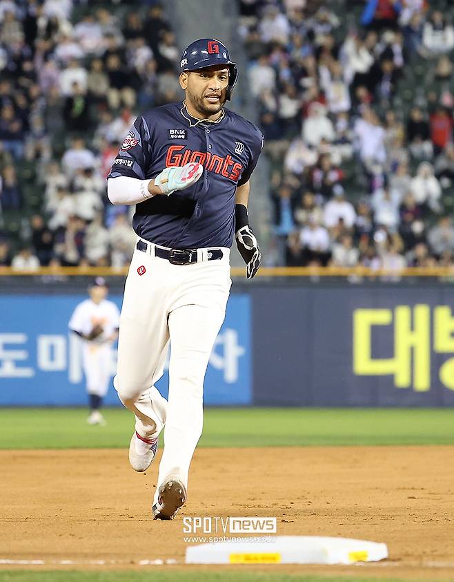 홈런 8개라서 약하다고? 롯데 외인타자는 왜 17억이 하나도 아깝지 않을까