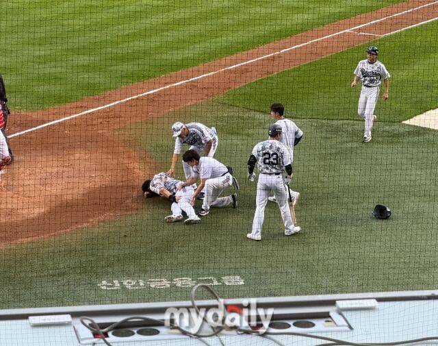 '포수와 홈 충돌' 데굴데굴 구를 정도로 아파한 김재환, 일단 병원 검진 계획 無→교체 예정 [MD잠실]