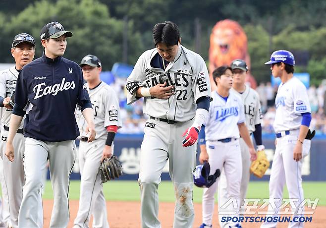 '숨을 쉴 수 없을 정도로...' 충돌사고 채은성, 죄송한 사고유발자 양도근, 캡틴 가슴 통증으로 교체[대구현장]