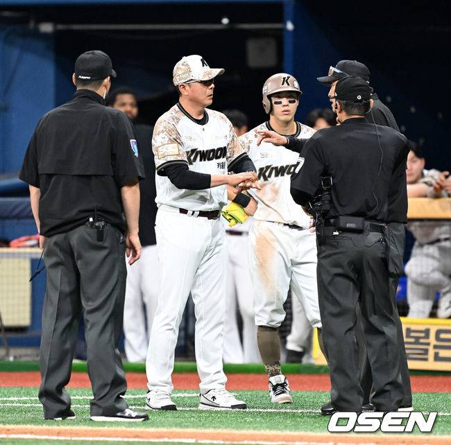 ‘홍원기 감독 퇴장’ 키움, KIA와 연장 11회 5-5 무승부…KIA, 투수 9명 불펜 올인 총력전 [고척 리뷰]