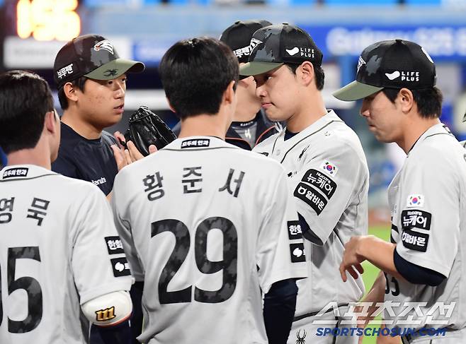 어제도 만루 슈퍼맨 캐치→오늘도 만루 슬라이딩 캐치. 이도윤이 또 살린 한화, 승리 지켰다[대구 현장]