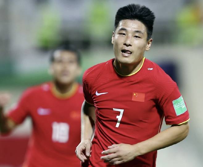 14억 中 축구팬 기대 '와르르'...'중국의 손흥민' 우레이, 월드컵도 못 갔는데 '사상 최악의 은퇴 위기'→