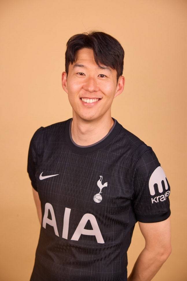 '마스크 SON' 짧아도 너무 짧았다…새 원정 유니폼 모델, 토트넘 메인은 아니네
