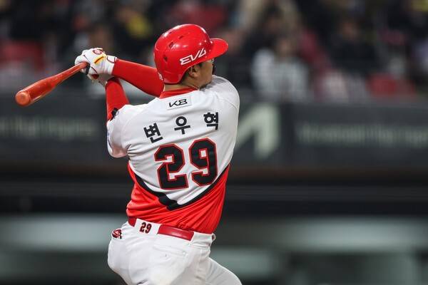 '13타수 1안타' 위즈덤 긴장해라! 우승 주역 '슈퍼백업' 퓨처스서 홈런 작렬…살얼음판 걷는 KIA, 변우혁 반등 가능성에 '주목'