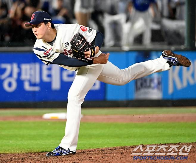 1등 클로저 김원중, 슬라이더 봉인령 떨어졌다! →