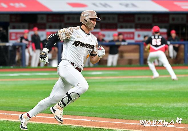 송성문, KBO 역대 최고 기록 '또' 갈아치웠다…땅볼 출루→무관심 속 2루 안착→'33연속 도루 성공' 이어가 [고척 라이브]