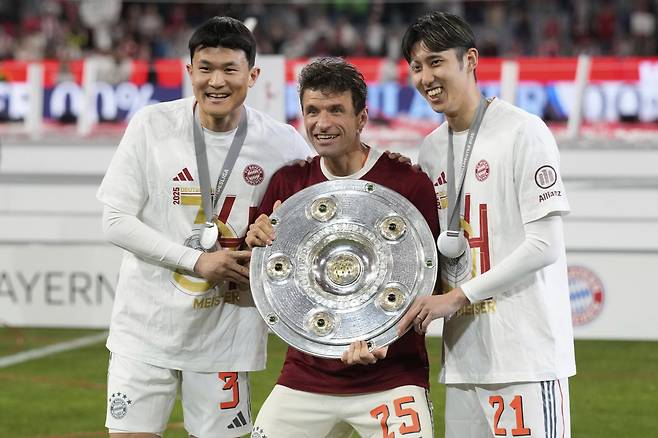 '방출 명단' 김민재 상황 이상하다...뮌헨 잔류 가능성 폭등, 리버풀-PSG 이적설 종결 분위기
