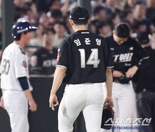 '이러면 LG 팬들은 웃지 않을까...' 아웃카운트 하나도 못잡고 볼넷-안타-안타, KT 유니폼 입고 첫 출전 임준형, 실점만 허용하고 강판[부산현장]