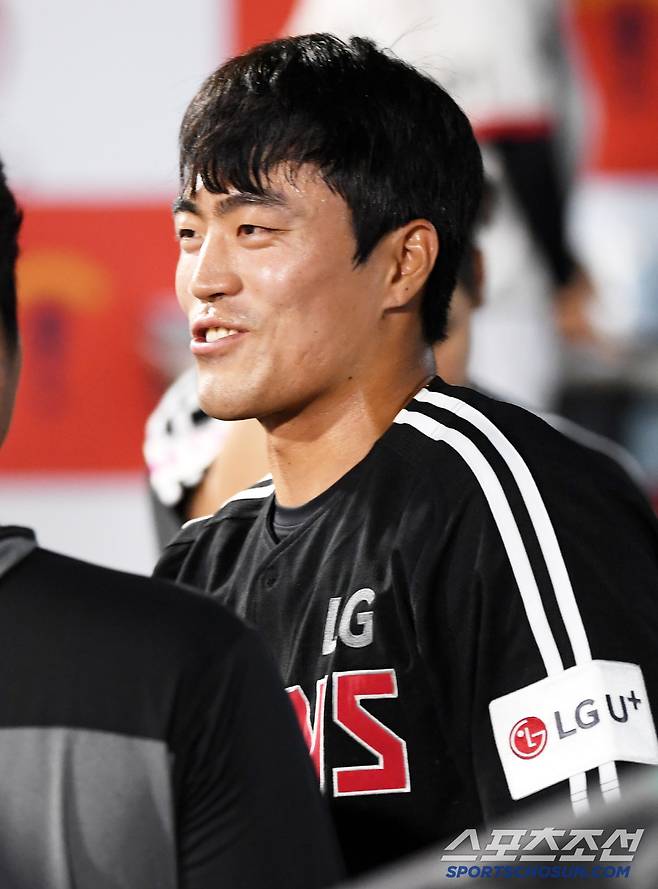 '이러면 LG 팬들은 웃지 않을까...' 아웃카운트 하나도 못잡고 볼넷-안타-안타, KT 유니폼 입고 첫 출전 임준형, 실점만 허용하고 강판[부산현장]
