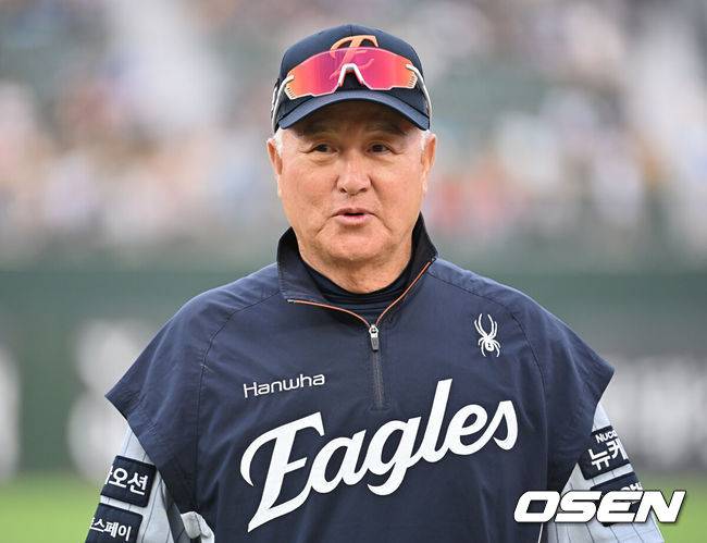 부상 억측에 “힘들다” 털어놓은 문동주, 김경문 감독의 조언 “이겨내야 스타에서 슈퍼스타 된다”
