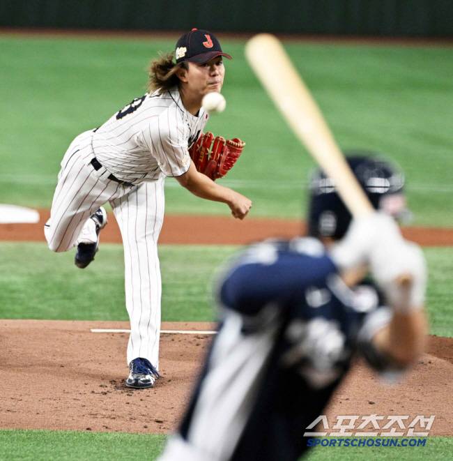 돔구장 야간경기서 일사병 교체라니…10일 만에 등판한 에이스 4회 2사후 갑자기 주저앉아, 지붕만 얹은 '사우나돔'이 문제[민창기의 일본야구]
