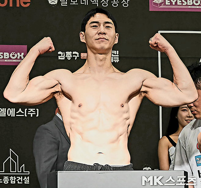 먹방 유튜버 밴쯔, 부러진 손으로 윤형빈 상대 [로드FC]