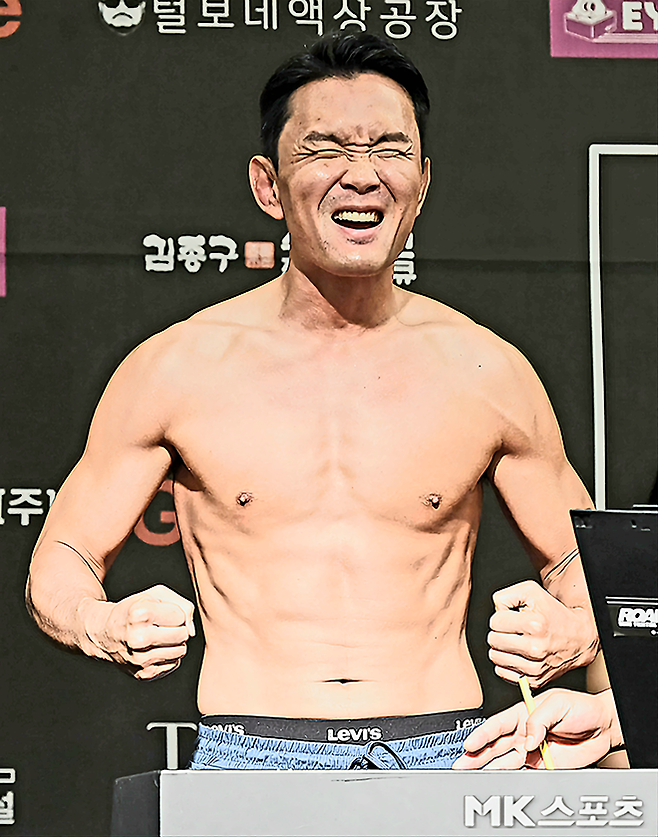 먹방 유튜버 밴쯔, 부러진 손으로 윤형빈 상대 [로드FC]
