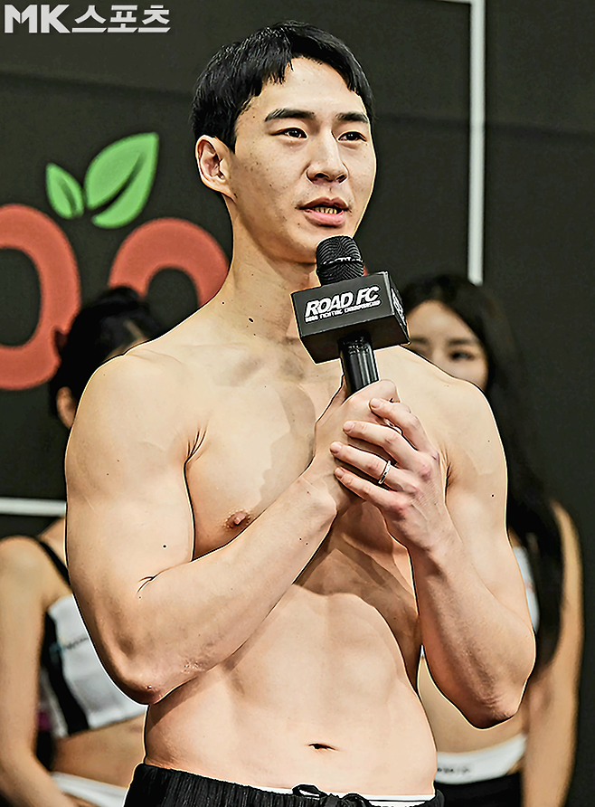 먹방 유튜버 밴쯔, 부러진 손으로 윤형빈 상대 [로드FC]