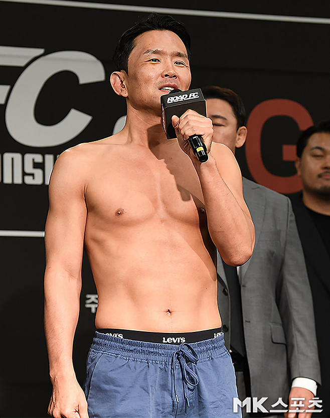 먹방 유튜버 밴쯔, 부러진 손으로 윤형빈 상대 [로드FC]