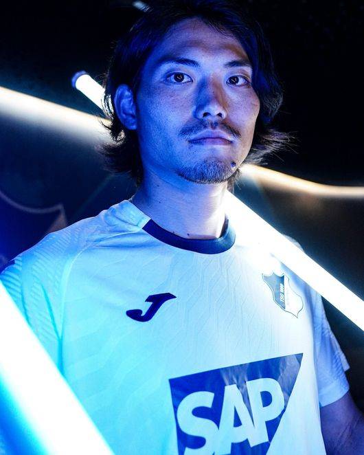 日 축구 미쳤다! 하루에 빅리거 2명 탄생...190cm CB·혼혈 MF, 분데스 동반 입성 [공식발표]