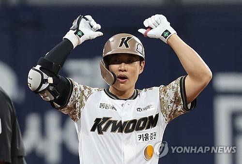'3연타석 홈런'으로 장외까지 달궜다…송성문,