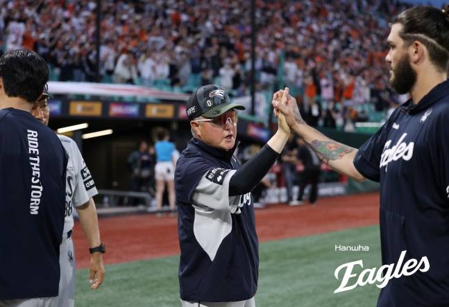 KKKKKKKKK 괴력의 ERA 1위 외인도, 끝내 한화 못 넘고 강판당했다... 67세 노장도 찬사
