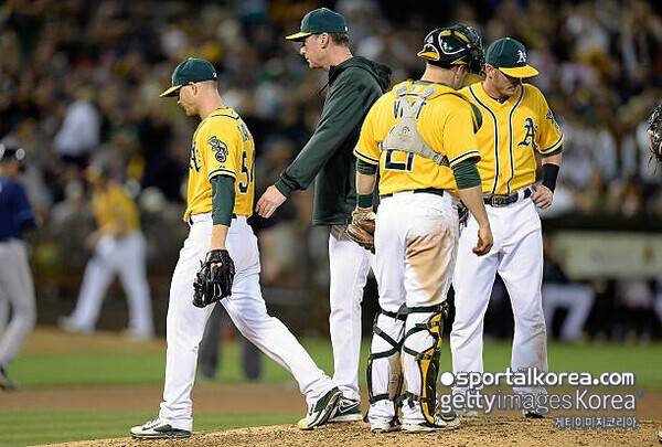 노히트, 퍼펙트 너무 아깝다! '이게 말이 돼?'... 기막힌 인연, '무려 10년만의 완봉승' MLB 전설 매덕스 소환한 소니 그레이