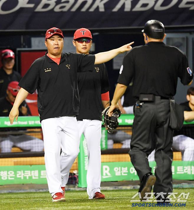 '결정적인 순간 피치클락 삼진' 얼어붙은 오스틴과 고개 떨군 염경엽 감독...상대 실수 놓치지 않고 어필한 이범호 감독[잠실 현장]