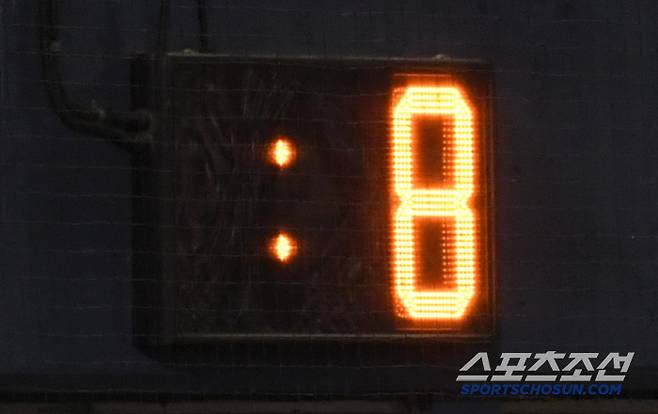 '결정적인 순간 피치클락 삼진' 얼어붙은 오스틴과 고개 떨군 염경엽 감독...상대 실수 놓치지 않고 어필한 이범호 감독[잠실 현장]